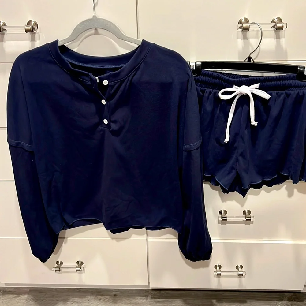 Matching set, long sleeve and shorts, size M